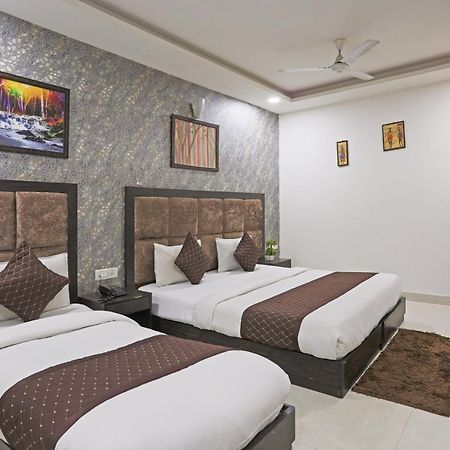 Hotel Grand Belwood Near Delhi Airport Нью-Дели Экстерьер фото